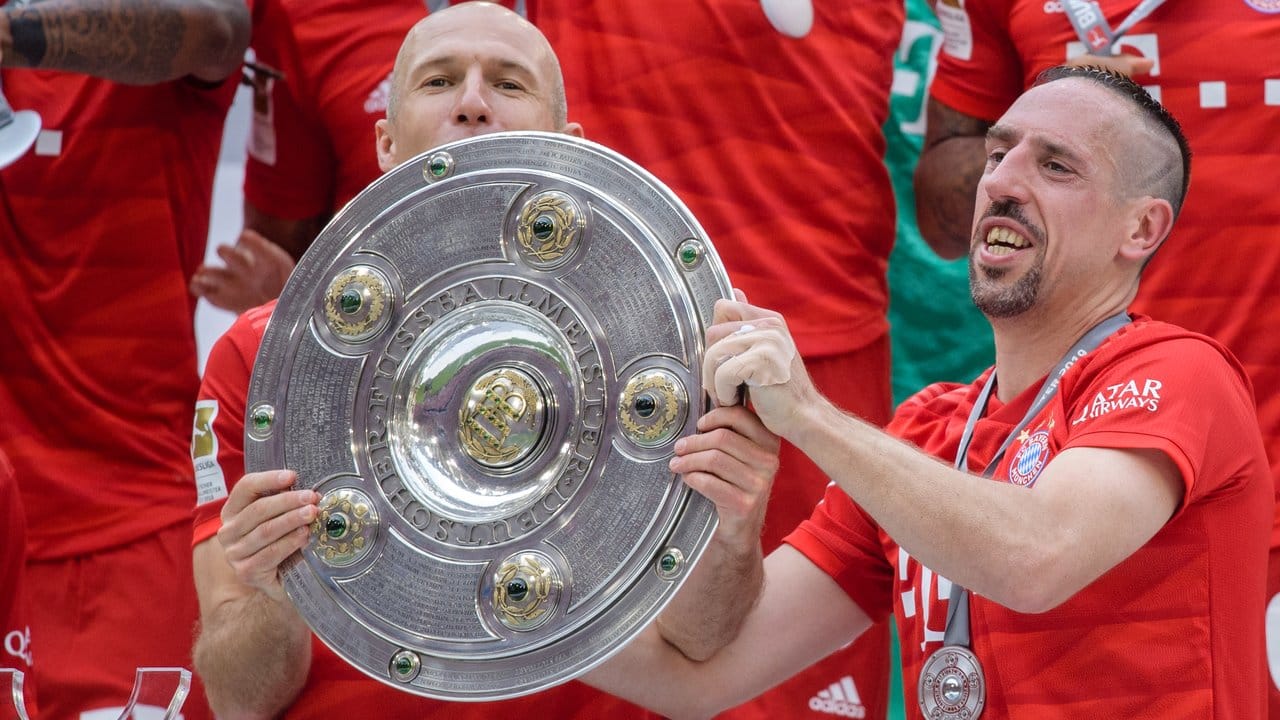 Arjen Robben (l) und Franck Ribéry feiern die deutsche Meisterschaft.