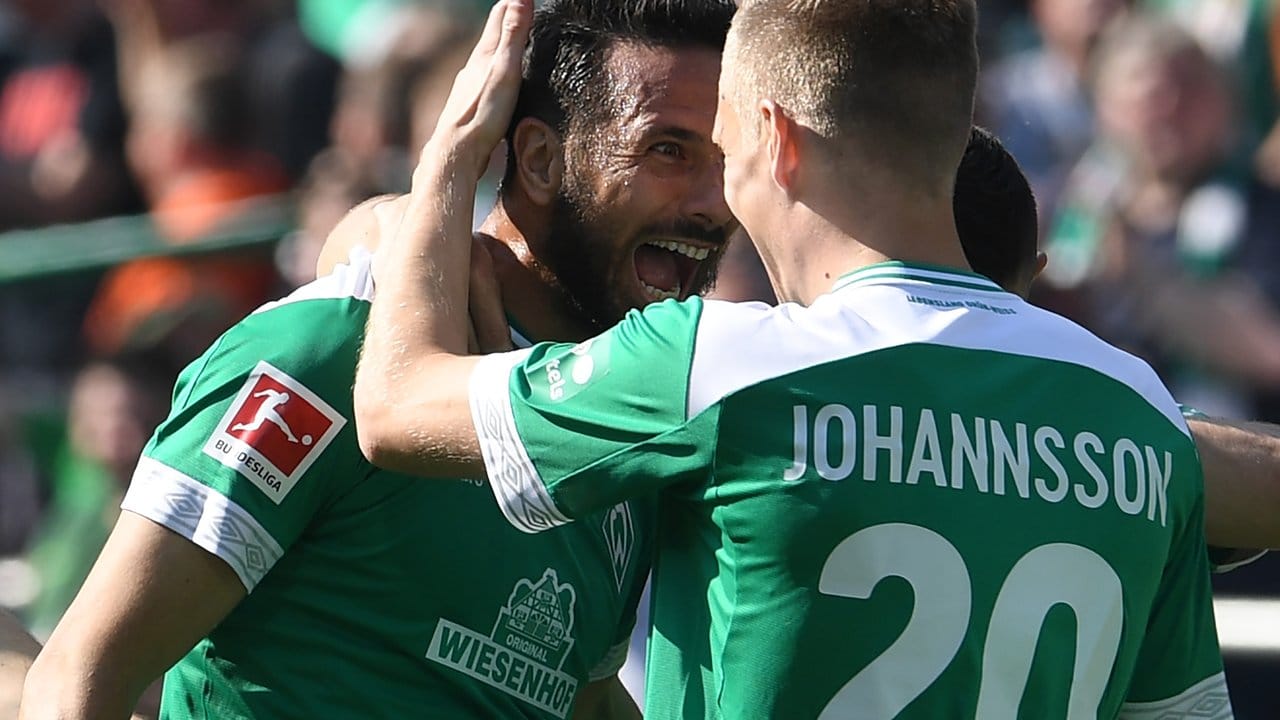Aron Johannsson feiert Werder-Legende Claudio Pizarro (l) für dessen Treffer zum 2:1.
