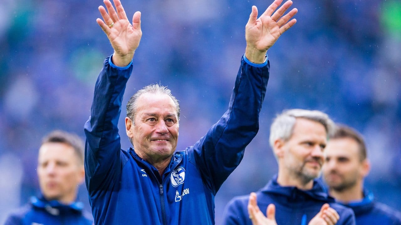 Schalkes scheidender Trainer Huub Stevens verabschiedet sich von den Fans.