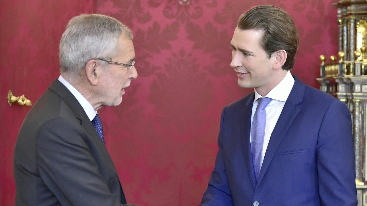 Alexander Van der Bellen empfängt Bundeskanzler Sebastian Kurz zum Gespräch in der Präsidentschaftskanzlei.