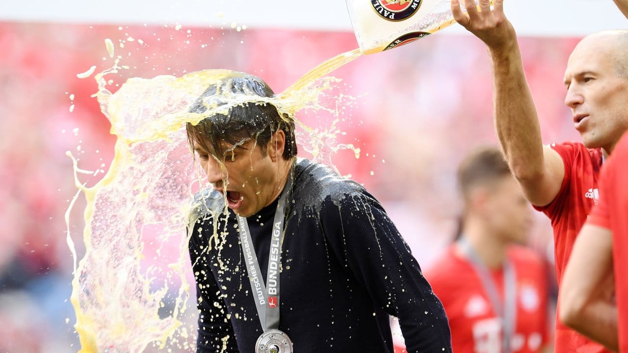 Durfte sich seine erste Bierdusche als Meistertrainer abholen: Bayern-Coach Niko Kovac.