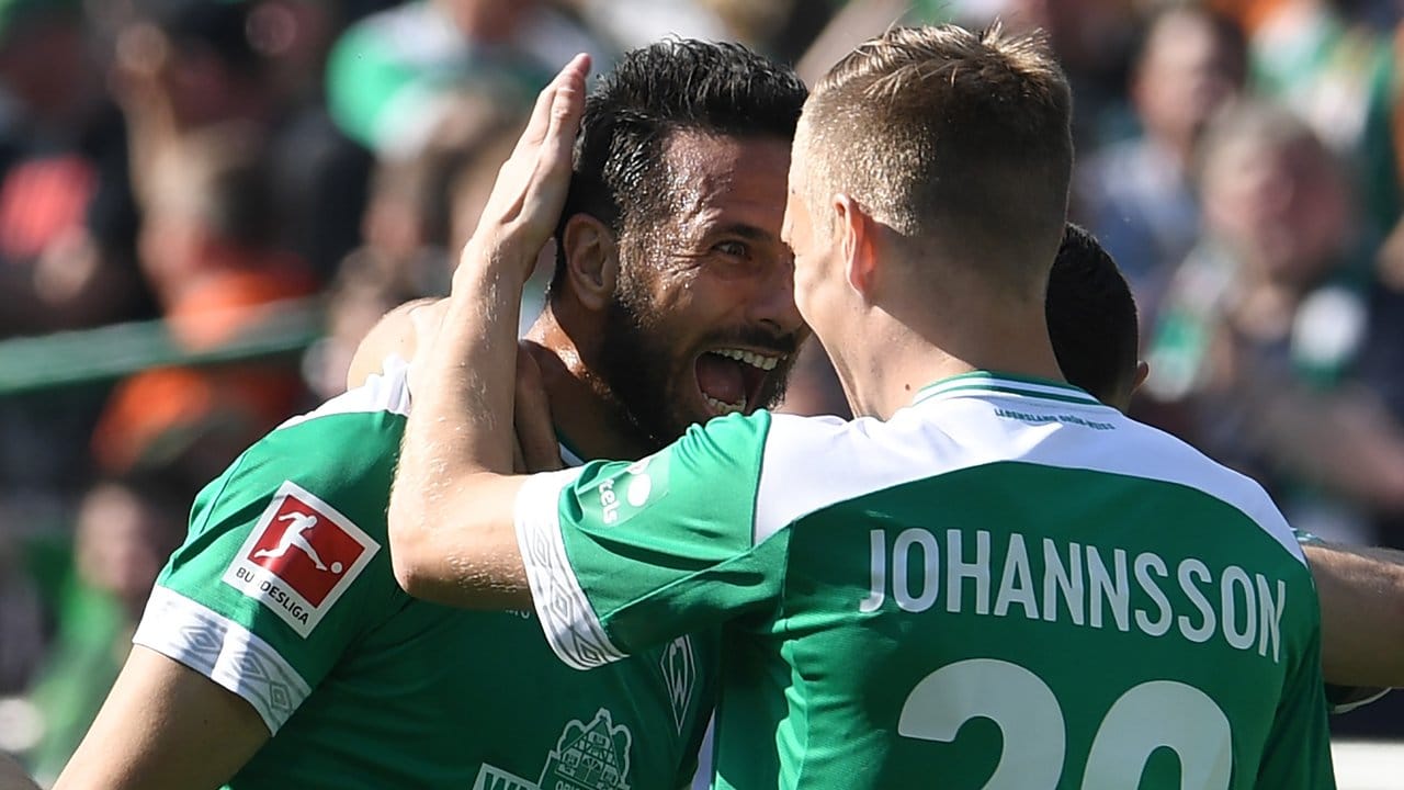 Oldie but Goldie: Aron Johannsson(r) feiert Werder-Legende Claudio Pizarro.