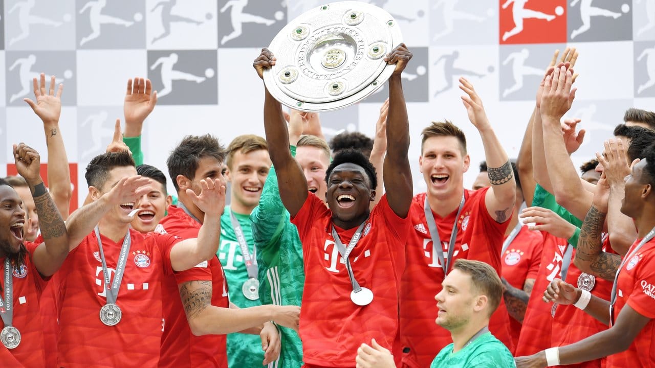 Das Team vom FC Bayern München freut sich über den Gewinn der Deutschen Meisterschaft.