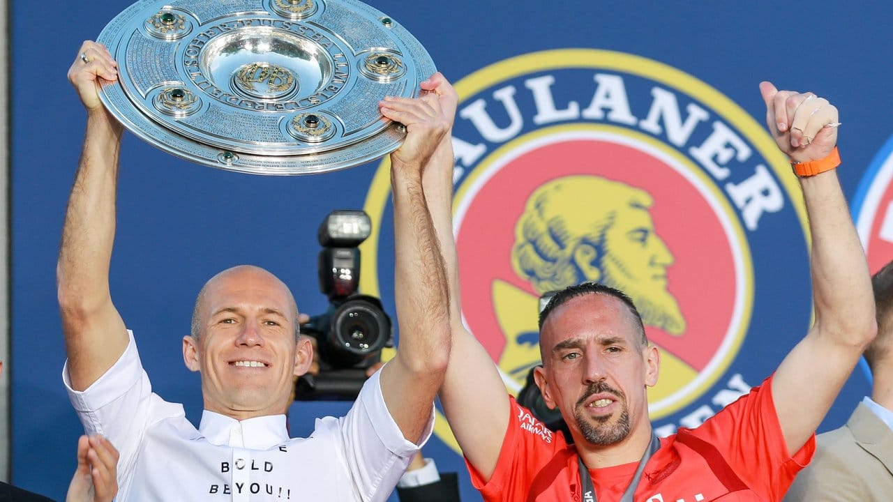 Arjen Robben (l) und Franck Ribéry feiern am Nockerberg die Meisterschaft.