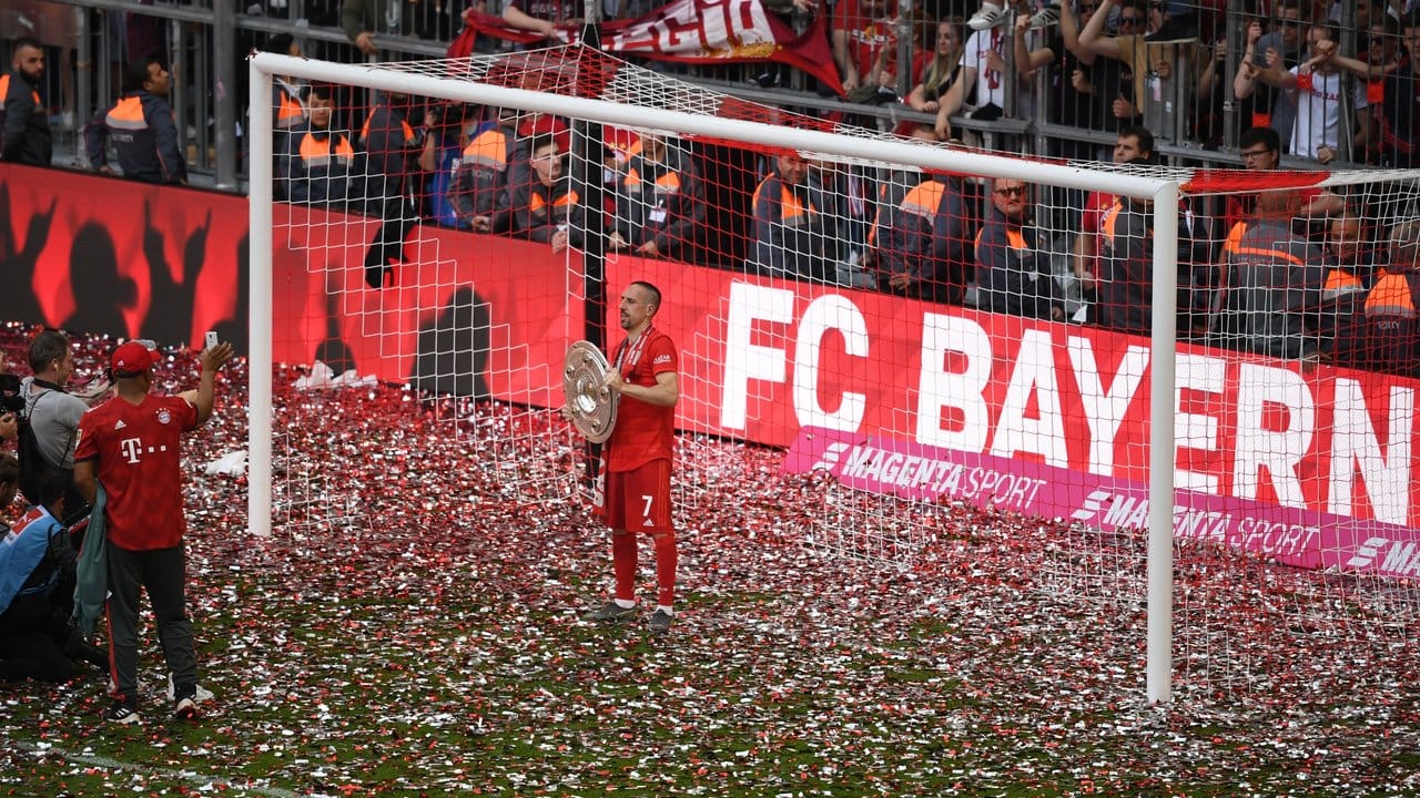 Abschied mit Jubel: Bayerns-Altstar Franck Ribery (M) zeigt die Meisterschale.