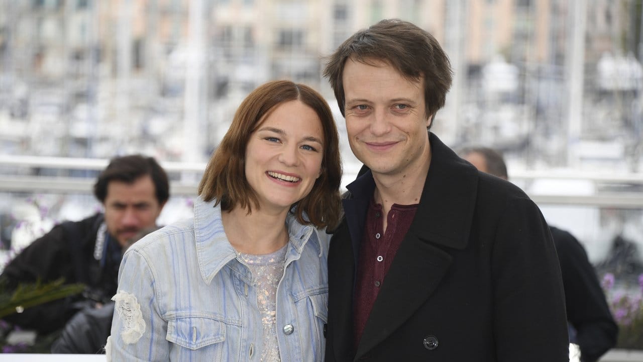 Valerie Pachner (l) und August Diehl stellten ihren Film "A Hidden Life" in Cannes vor.