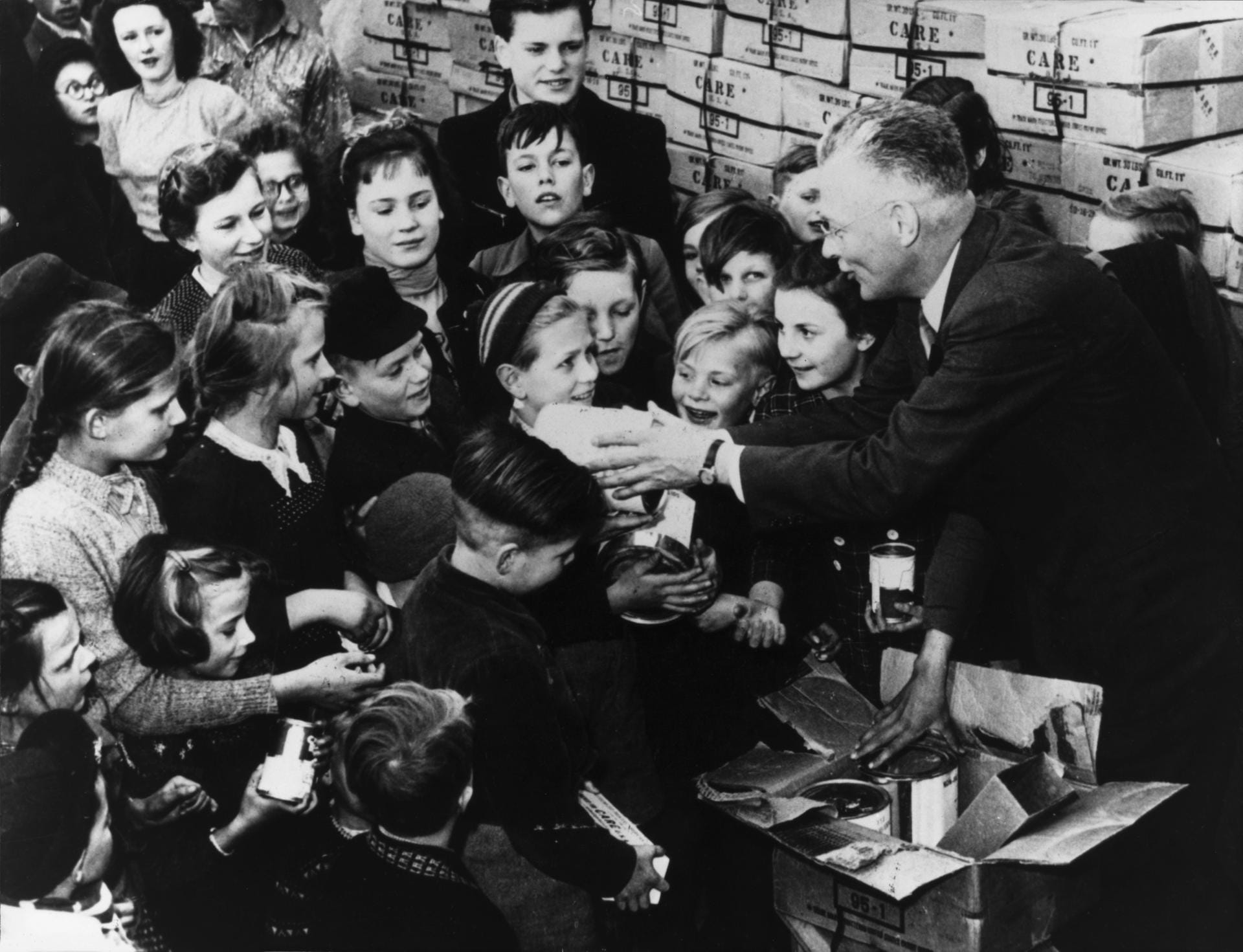 Hilfsaktionen fuer Berlin 1945-49 - Care-Pakete werden an Kinder verteilt