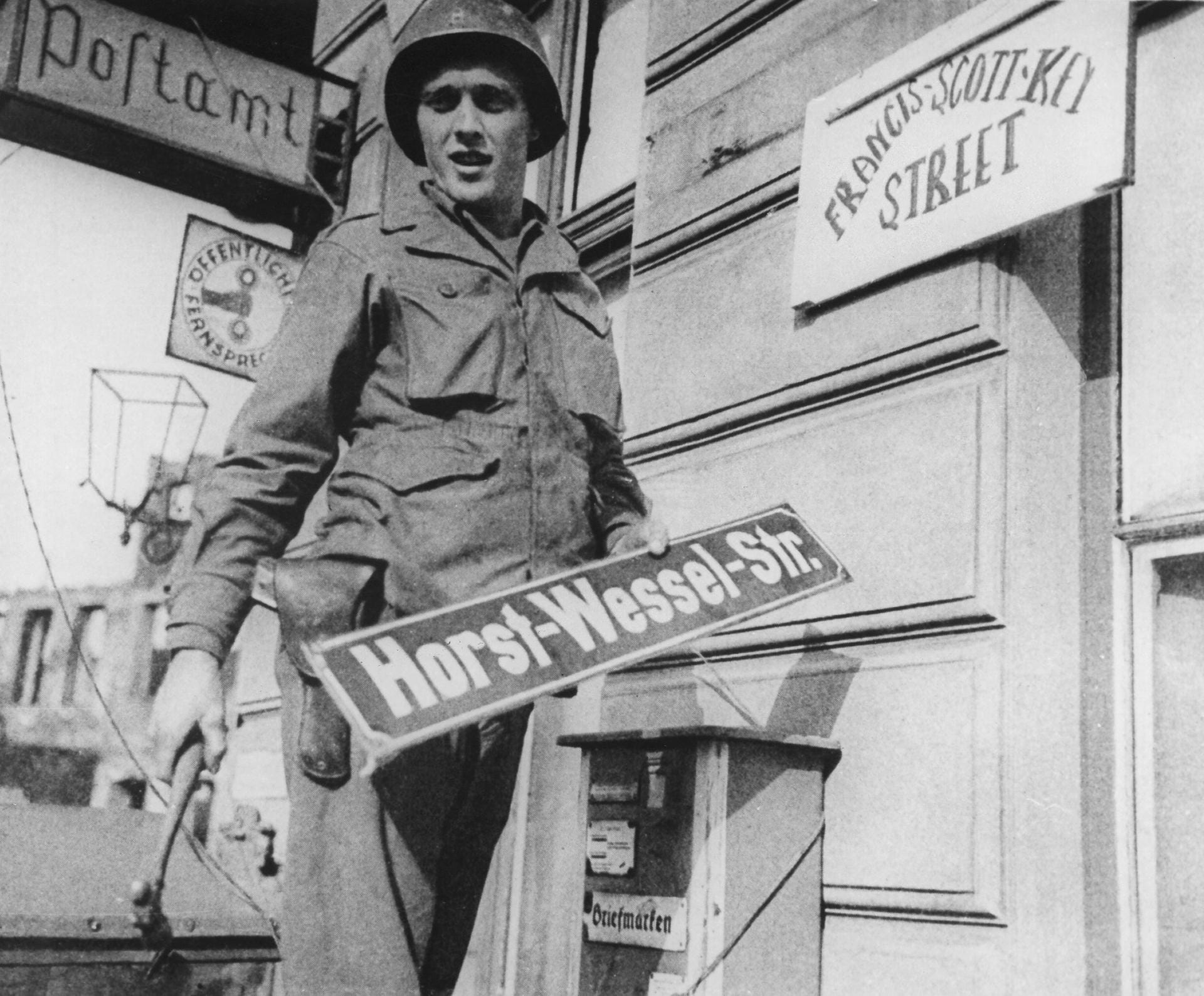2.WK: Westen Besatzung 1945: Strassenschild wird in Krefeld abgenommen