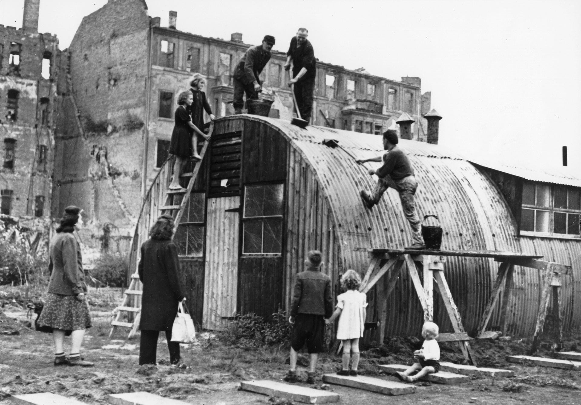 Enttr??mmerung Berlin 1945-1949 - Berliner bauen eine Notunterkunft