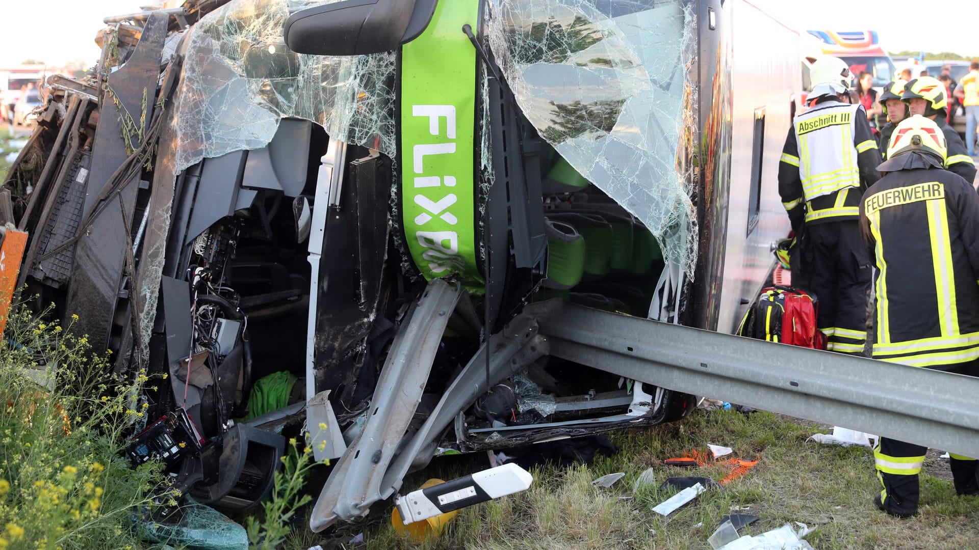 Auf der Autobahn 9 ist nahe Leipzig ein Flixbus verunglückt.