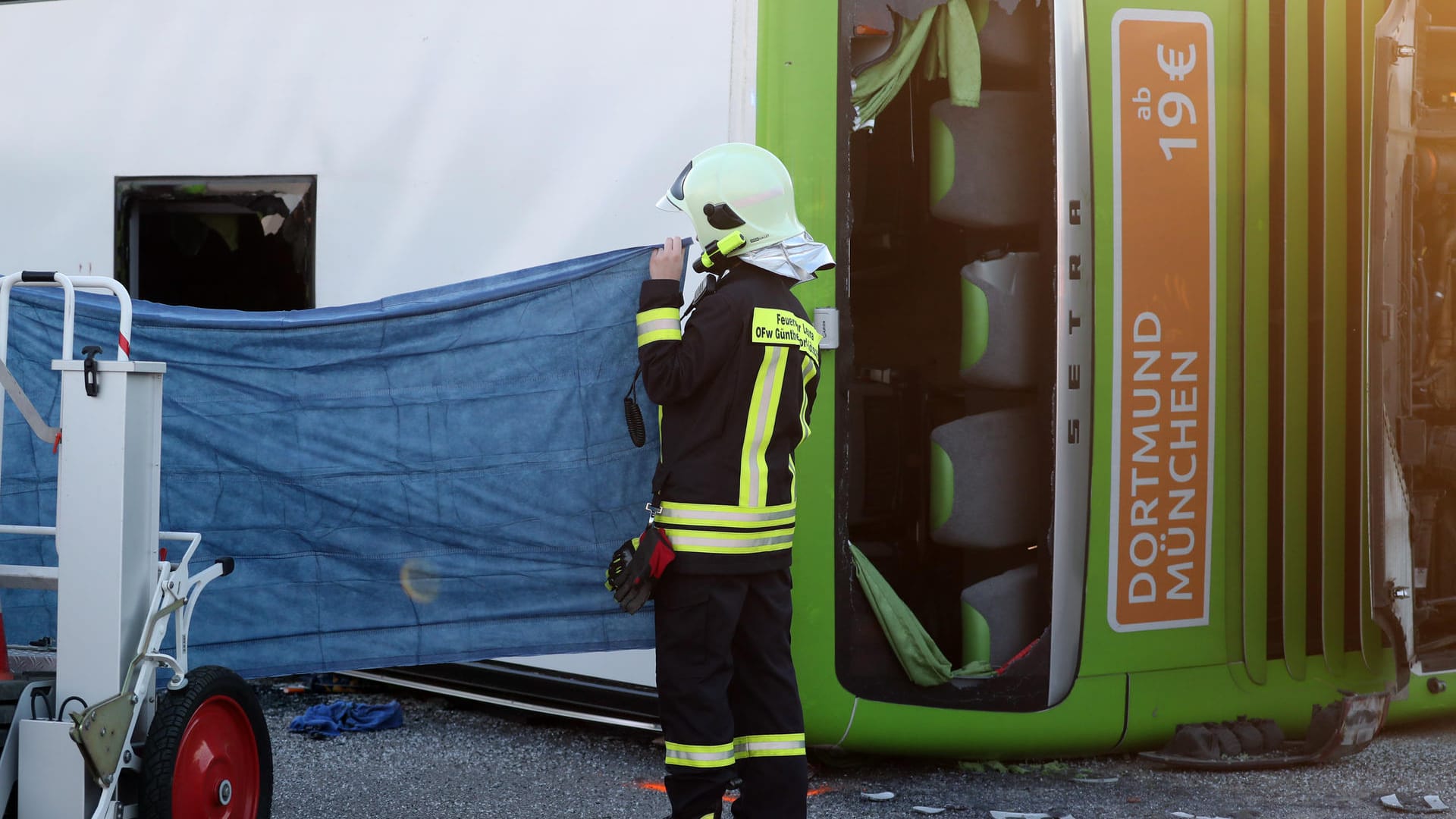 Mindestens eine Person kam ums Leben, 13 Menschen wurden schwer verletzt.