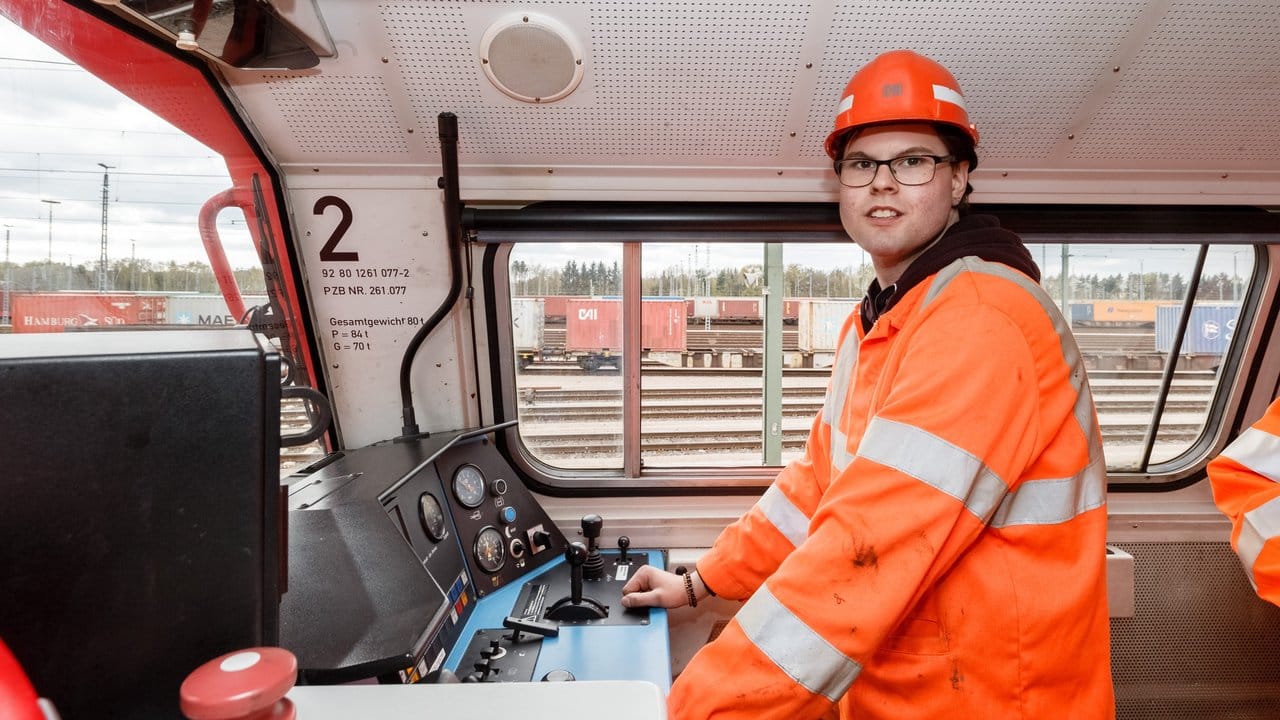 Schichtdienst auf Schienen: Fabian Kynast ist inzwischen in seinem dritten Lehrjahr und kennt sich mit den Rangierlokomotiven bestens aus.