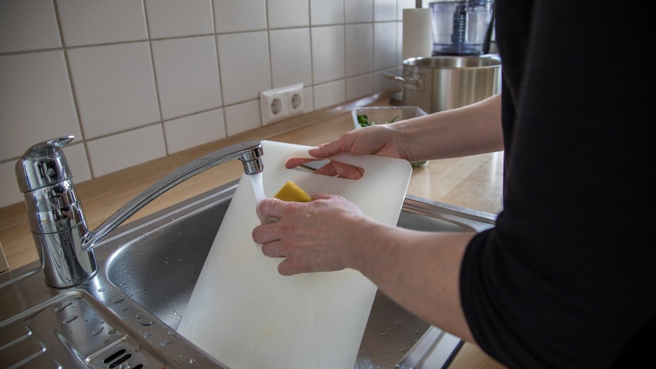 Schneidebretter für die Küche sollten nach jeder Benutzung gewaschen werden. Schneidebretter für die Küche sollten nach jeder Benutzung gewaschen werden.