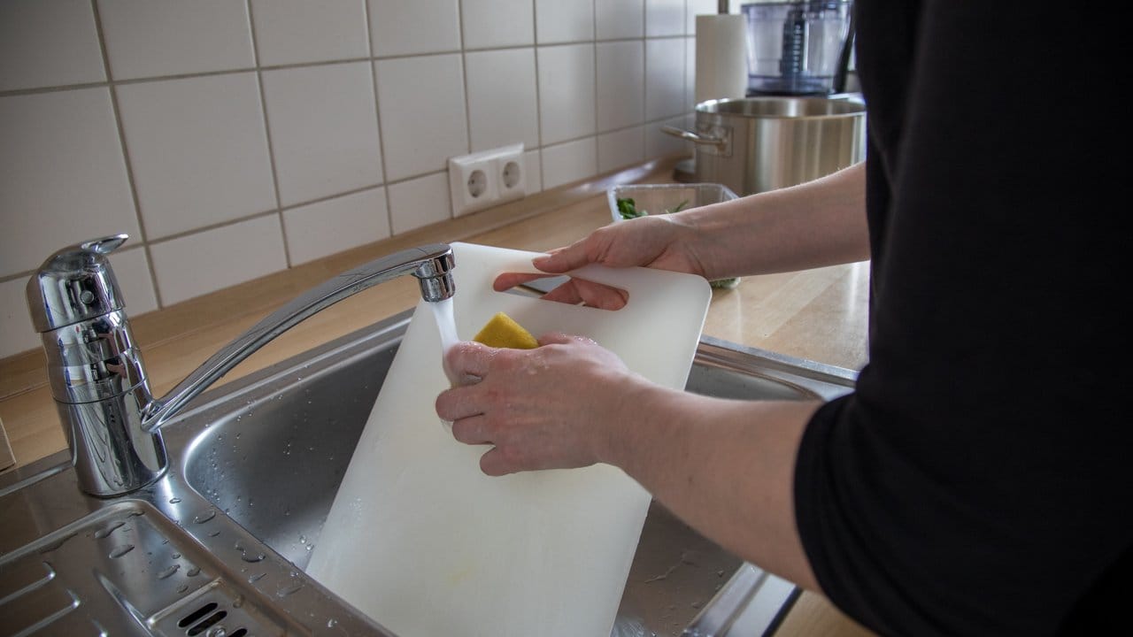 Schneidebretter für die Küche sollten nach jeder Benutzung gewaschen werden.