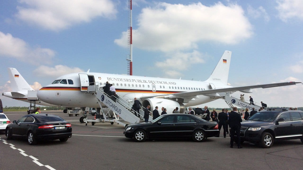 Eine Panne aus dem Jahr 2016: Der damalige Außenminister Frank-Walter Steinmeier musste damals in Vilnius in ein zweites Regierungsflugzeug umsteigen, da sein Airbus A319 eine Panne hatte.