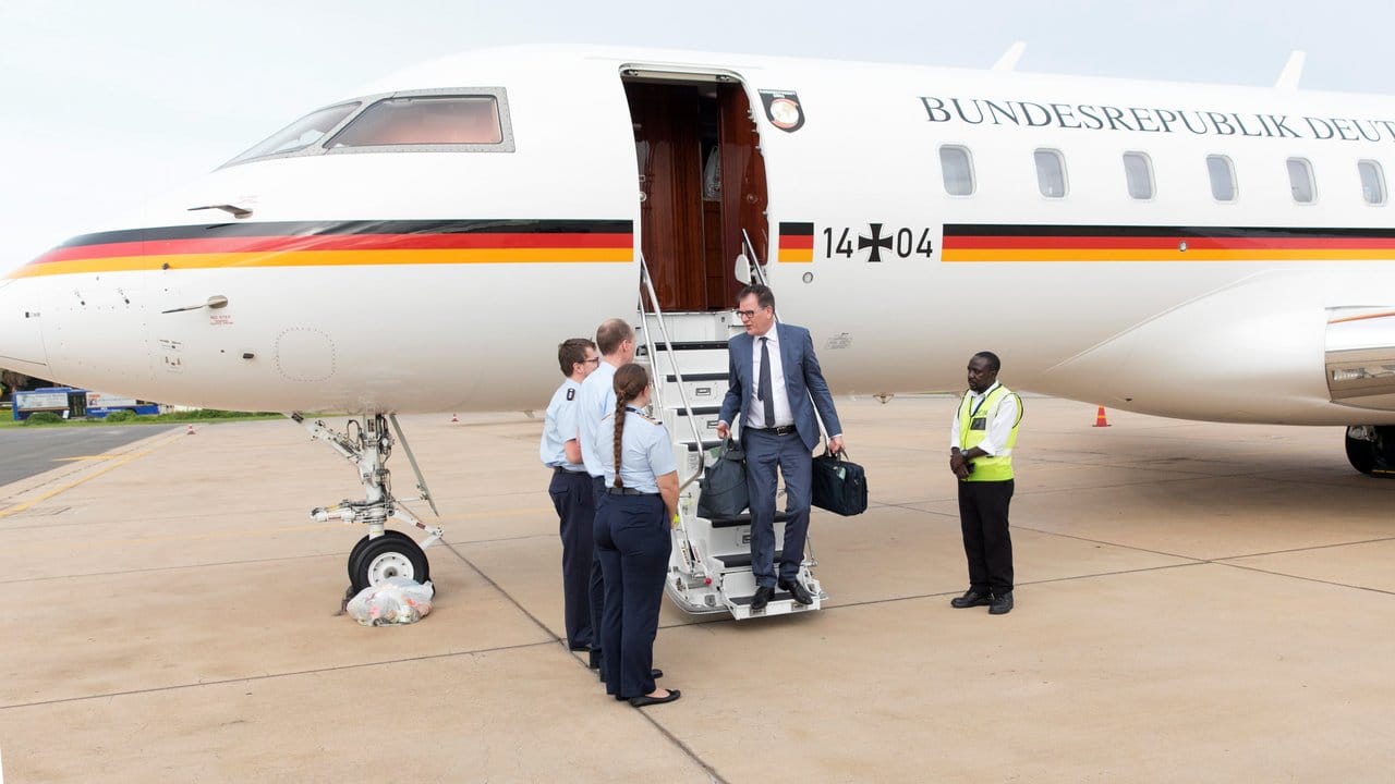 Bundesentwicklungsminister Gerd Müller am Kamuzu International Airport in Malawi: Ein defektes Ventil verhinderte im Januar 2019 einen Start der Bombardier Global 5000.