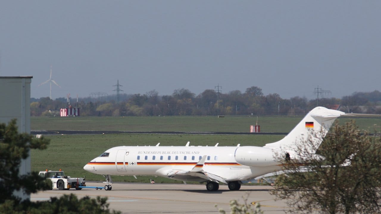 Ein Jet vom Typ Global 5000 der Flugbereitschaft der Bundesregierung wird auf dem Flughafen Schönefeld abgeschleppt.