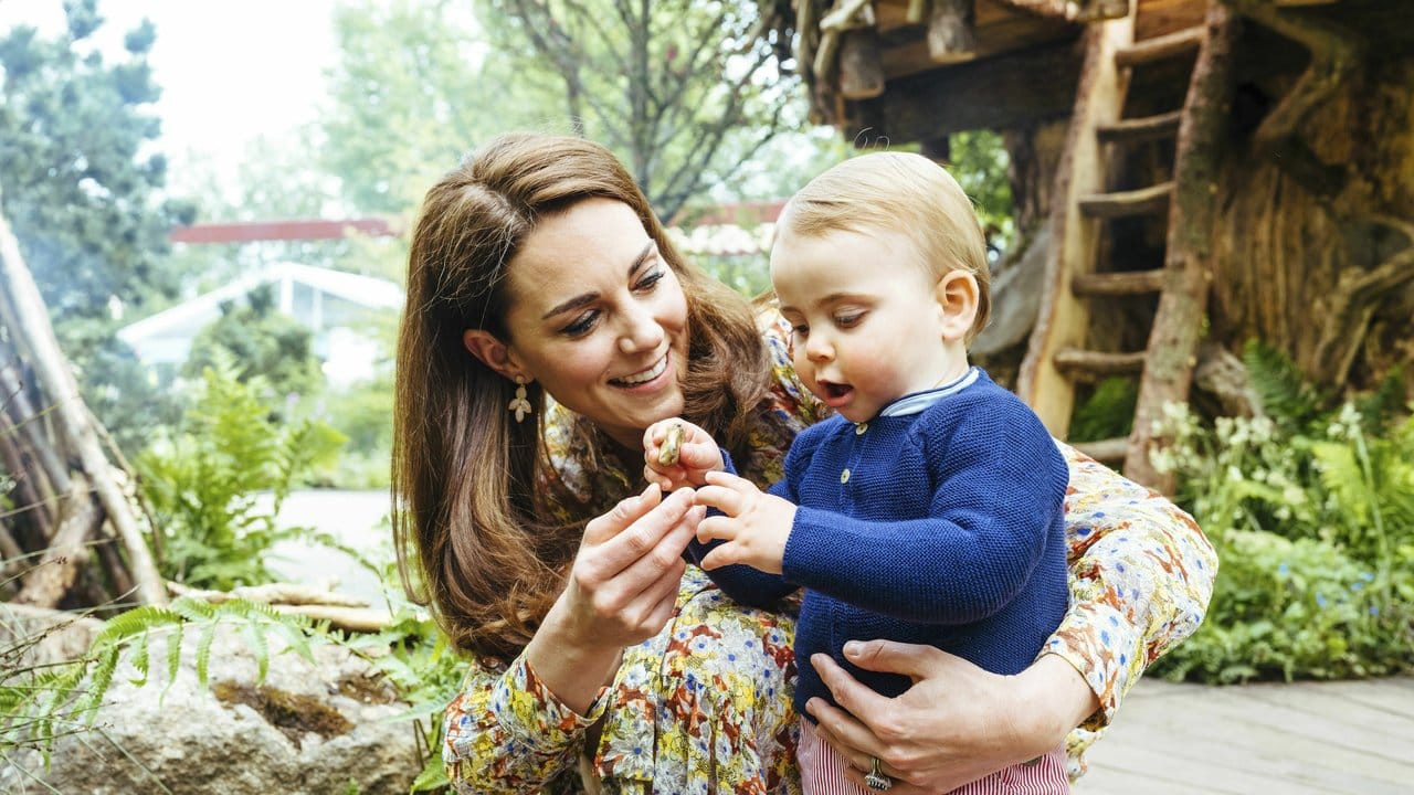 Die Herzogin von Cambridge zeigt ihrem jüngsten Sohn Prinz Louis die Welt. Die Herzogin von Cambridge zeigt ihrem jüngsten Sohn Prinz Louis die Welt.