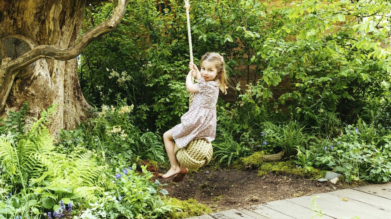 Prinzessin Charlotte schaukelt. Prinzessin Charlotte schaukelt.