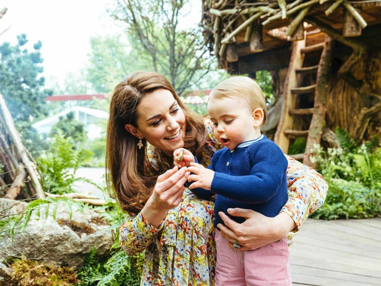 Herzogin Kate mit dem kleinen Louis: Der jüngste Spross erkundet mit seiner Mama Kate den Garten der Blumenshow.