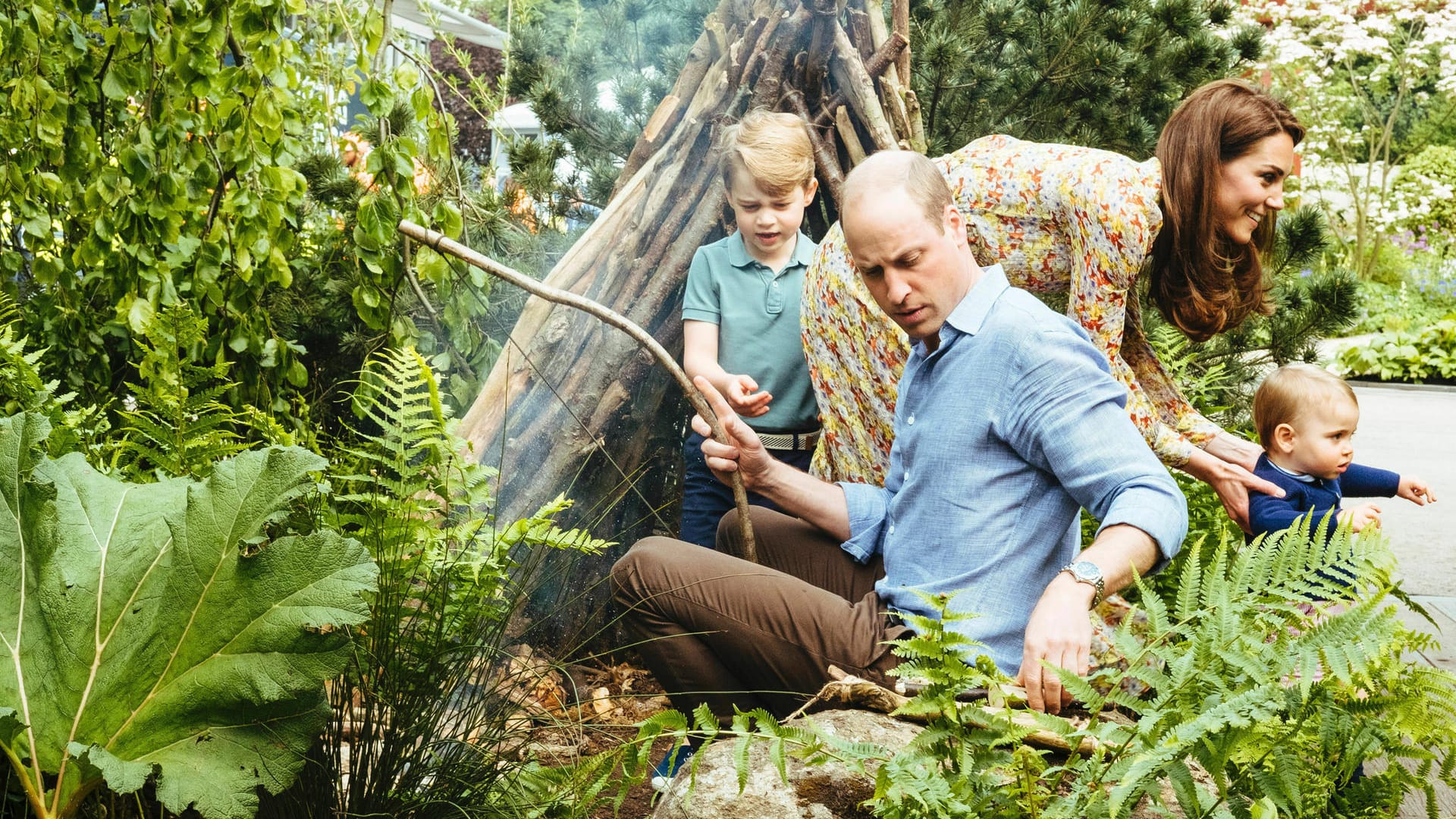 Prinz William mit Herzogin Kate und den beiden Mini-Royals: Als Mama und Papa hat man immer beide Hände voll zu tun. Auch bei den Royals ist das nicht anders.