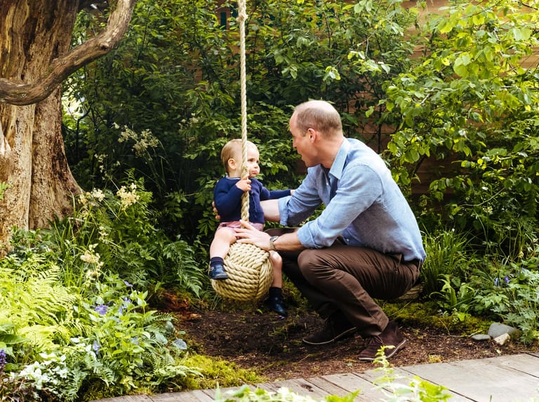 Prinz William und der kleine Louis: Der jüngste Prinz beim Schaukeln im Garten in London. Zur Sicherheit hät der Papa ihn noch ganz fest, schließlich ist er gerade mal ein Jahr alt.