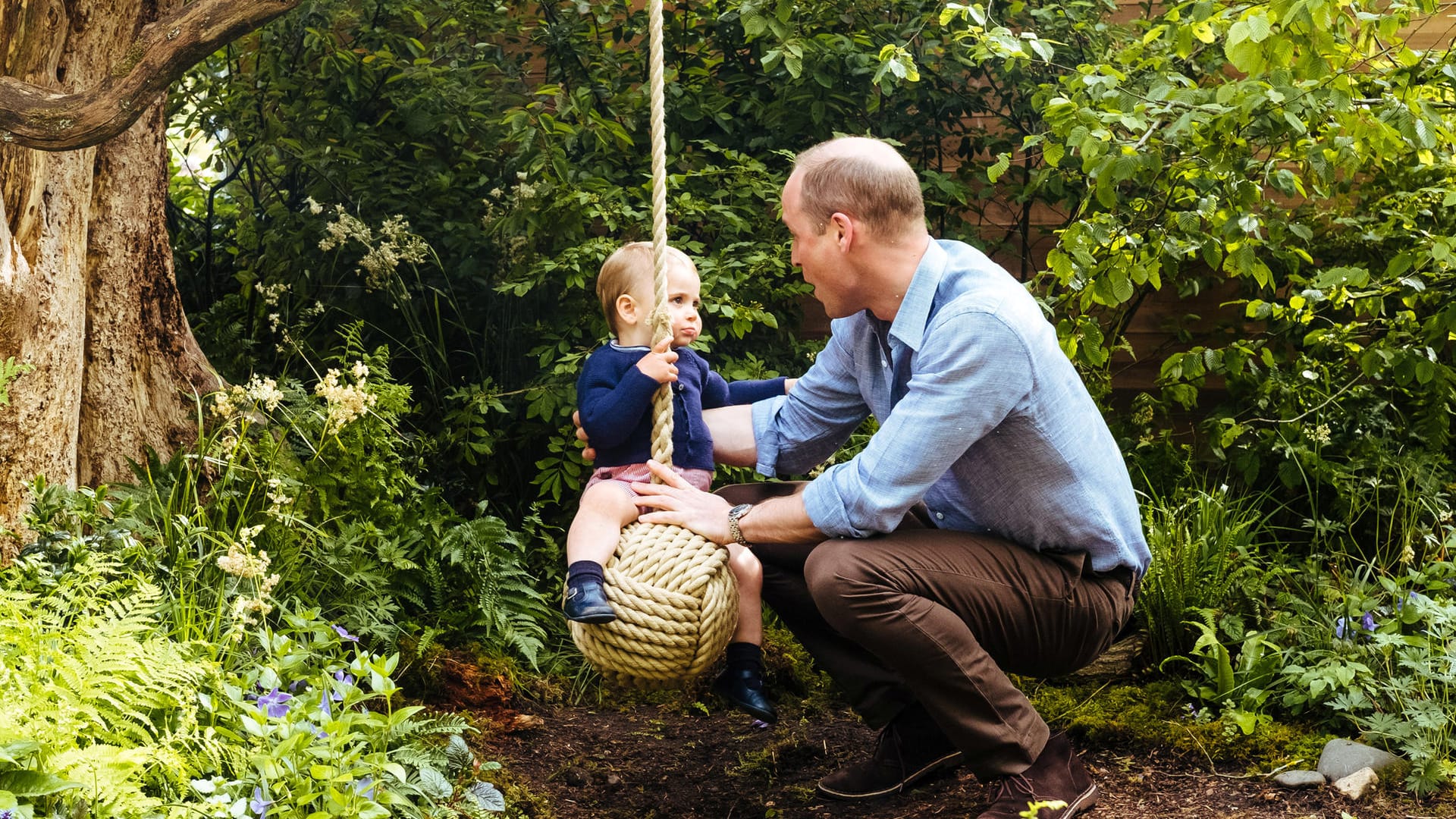 Prinz William und der kleine Louis: Der jüngste Prinz beim Schaukeln im Garten in London. Zur Sicherheit hät der Papa ihn noch ganz fest, schließlich ist er gerade mal ein Jahr alt.