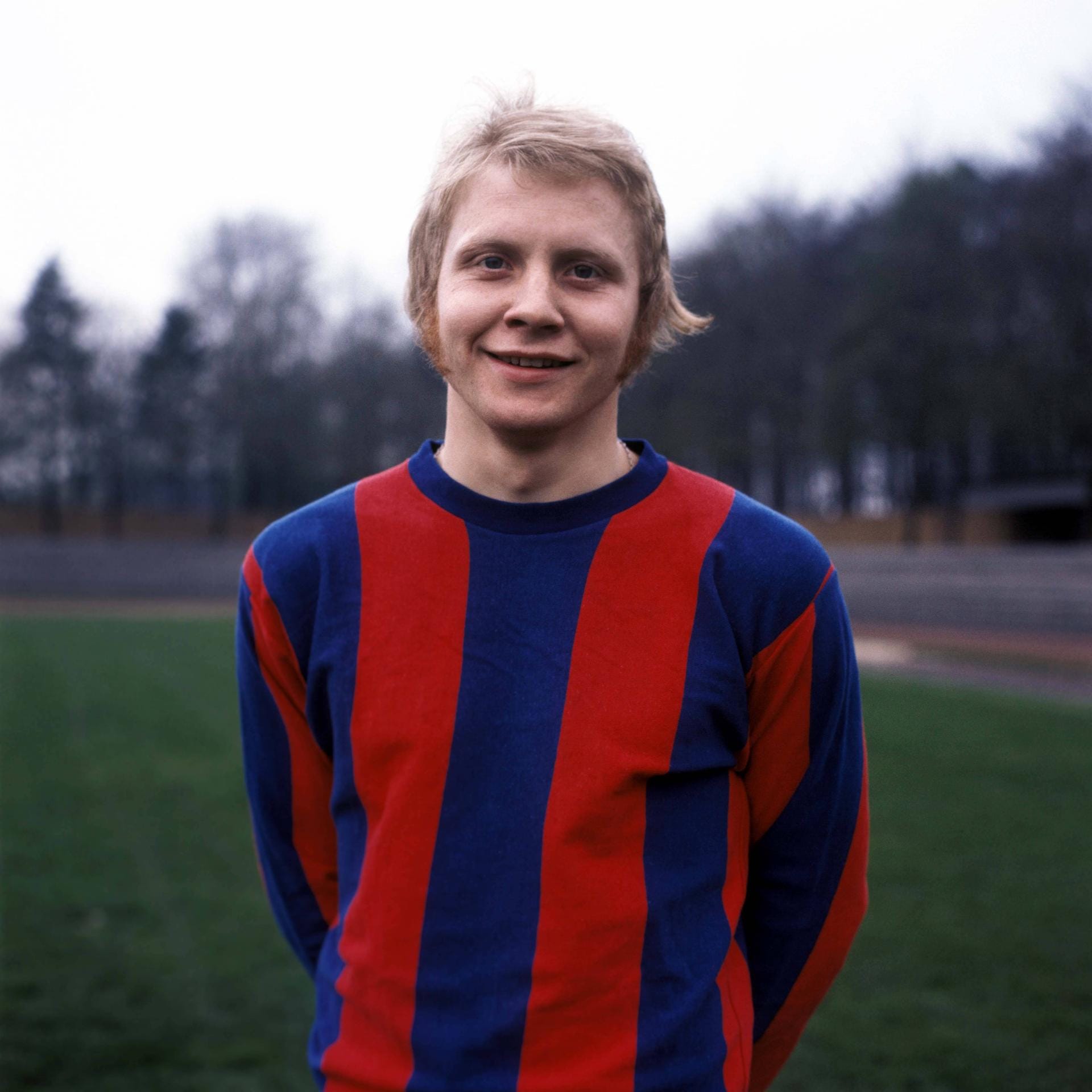 ... Bayer 05 Uerdingen ging. Bis 1974 erzielte er dort 80 Tore in 101 Spielen. Danach ging es...
