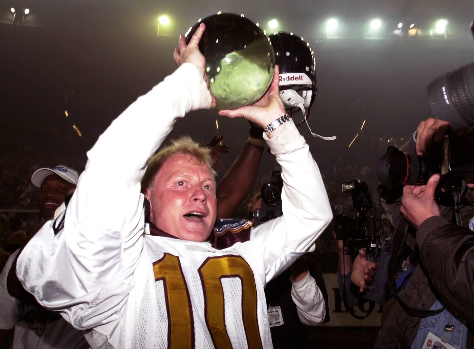 ... verbuchte Burgsmüller bemerkenswerte Erfolge: 1998 und 2000 gewann er mit den Rheinländern den World Bowl der NFL Europe, dem damaligen Europa-Pendant der bekannten US-Profiliga NFL.