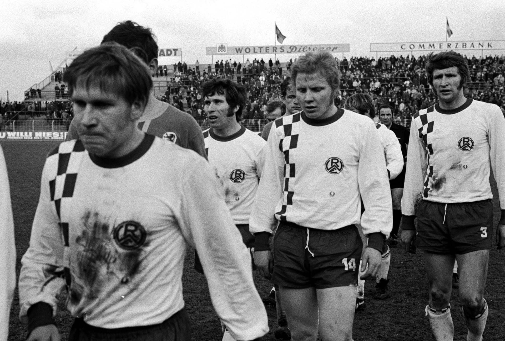 ... Schritte im Profi-Fußball machte der gebürtige Essener (2. v. r.) beim Kult-Klub Rot-Weiss Essen. Dort spielte er bis 1971, ehe Burgsmüller zu...