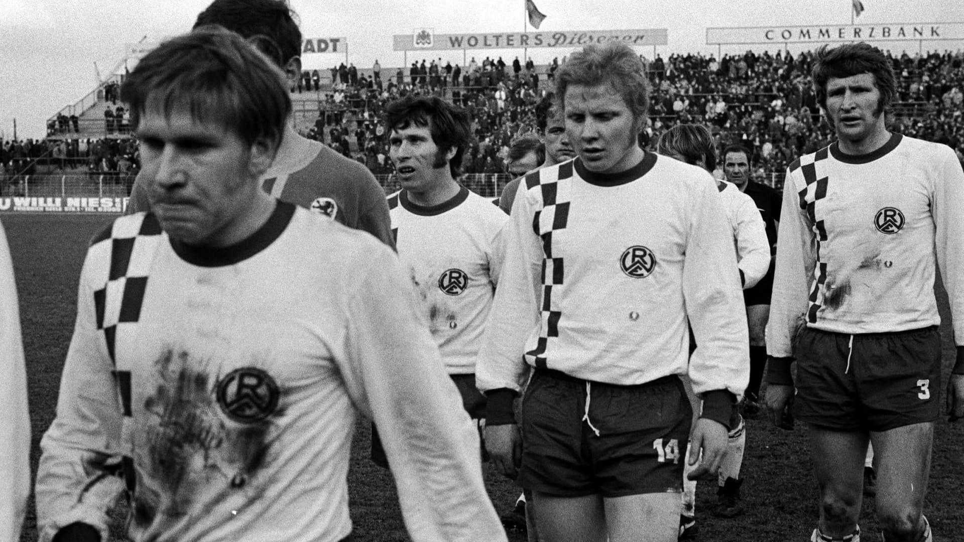 ... Schritte im Profi-Fußball machte der gebürtige Essener (2. v. r.) beim Kult-Klub Rot-Weiss Essen. Dort spielte er bis 1971, ehe Burgsmüller zu...