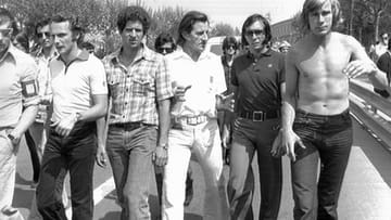 Barcelona, 1975: Niki Lauda (l-r), Jody Scheckter, Graham Hill, Emerson Fittipaldi und James Hunt weigern sich wegen mangelnder Sicherheit, das Training für den Großen Preis von Spanien auf dem Kurs von Barcelona aufzunehmen.