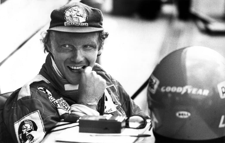 20. Mai: Die österreichische Rennfahrer-Legende Niki Lauda stirbt im Alter von 70 Jahren an den Folgen einer schweren Lungenerkrankung. Lauda prägte die Formel 1 über mehr als vier Jahrzehnte mit, gewann als Fahrer drei Weltmeistertitel, war später auch in der Leitung verschiedener Rennställe tätig, zuletzt als Aufsichtsratsvorsitzender des Mercedes-Teams.