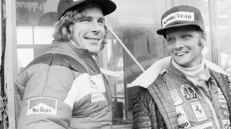 Japan, 1976: Niki Lauda (r.) neben James Hunt. Um die Rivalität der beiden Rennfahrer dreht es sich in dem Hollywood-Streifen "Rush".