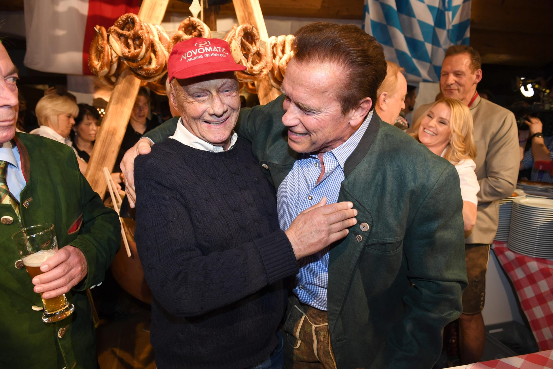 Österreich, 2018: Niki Lauda (l.) und der Schauspieler Arnold Schwarzenegger bei der 27. Weißwurstparty im Stanglwirt.