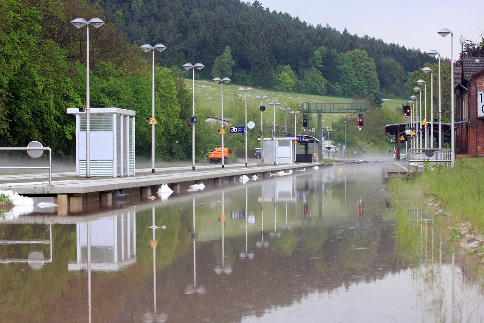 Bereits am Sonntag hatte Thüringen mit Starkregen zu kämpfen: Die Gleise des Bahnhofs in Plauen stehen nach dem Regen unter Wasser.