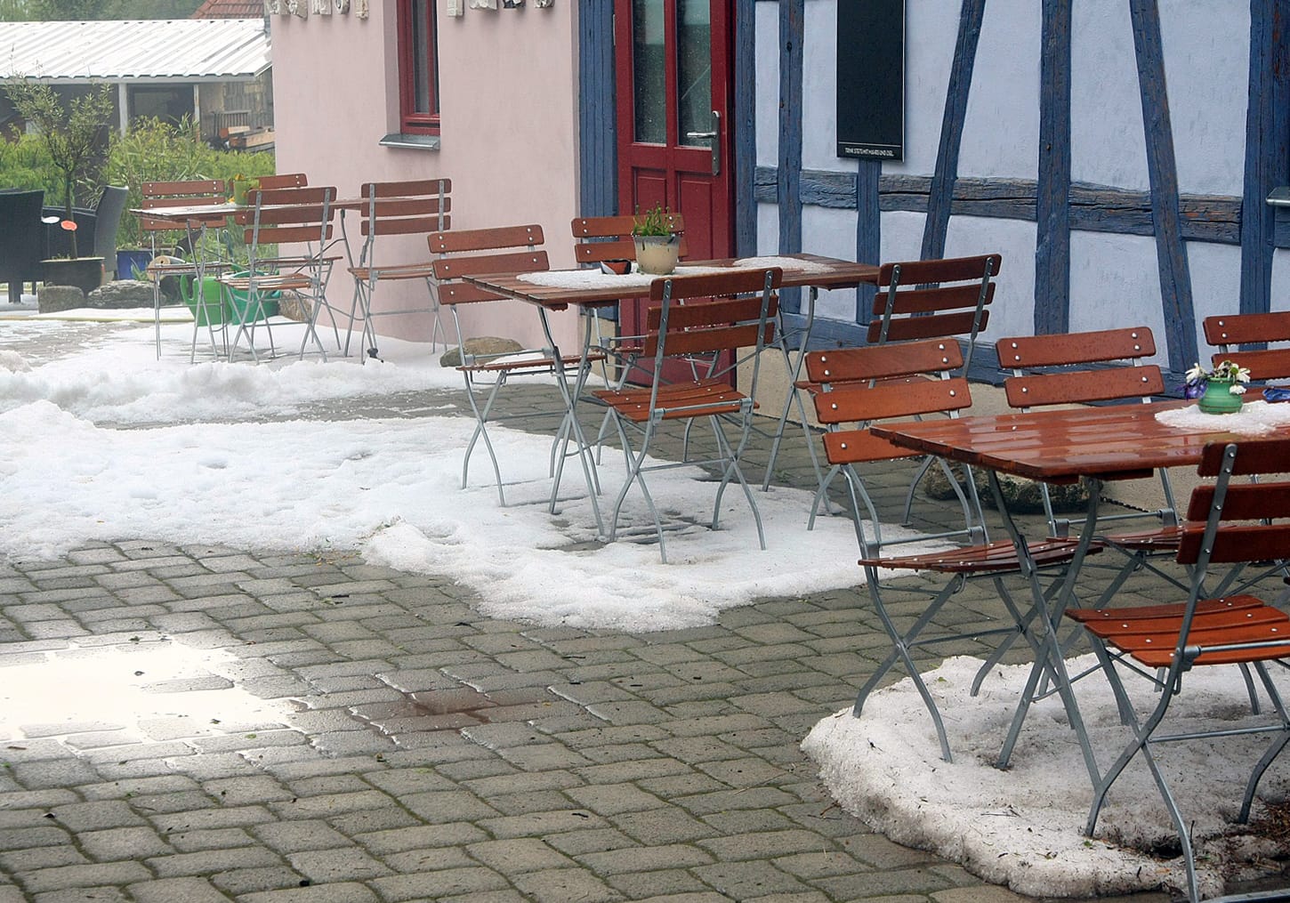 Plaue bekam aber nicht nur Regen ab: Stühle und Tische eines Lokals in der Stadt im Ilm-Kreis stehen im Schnee.