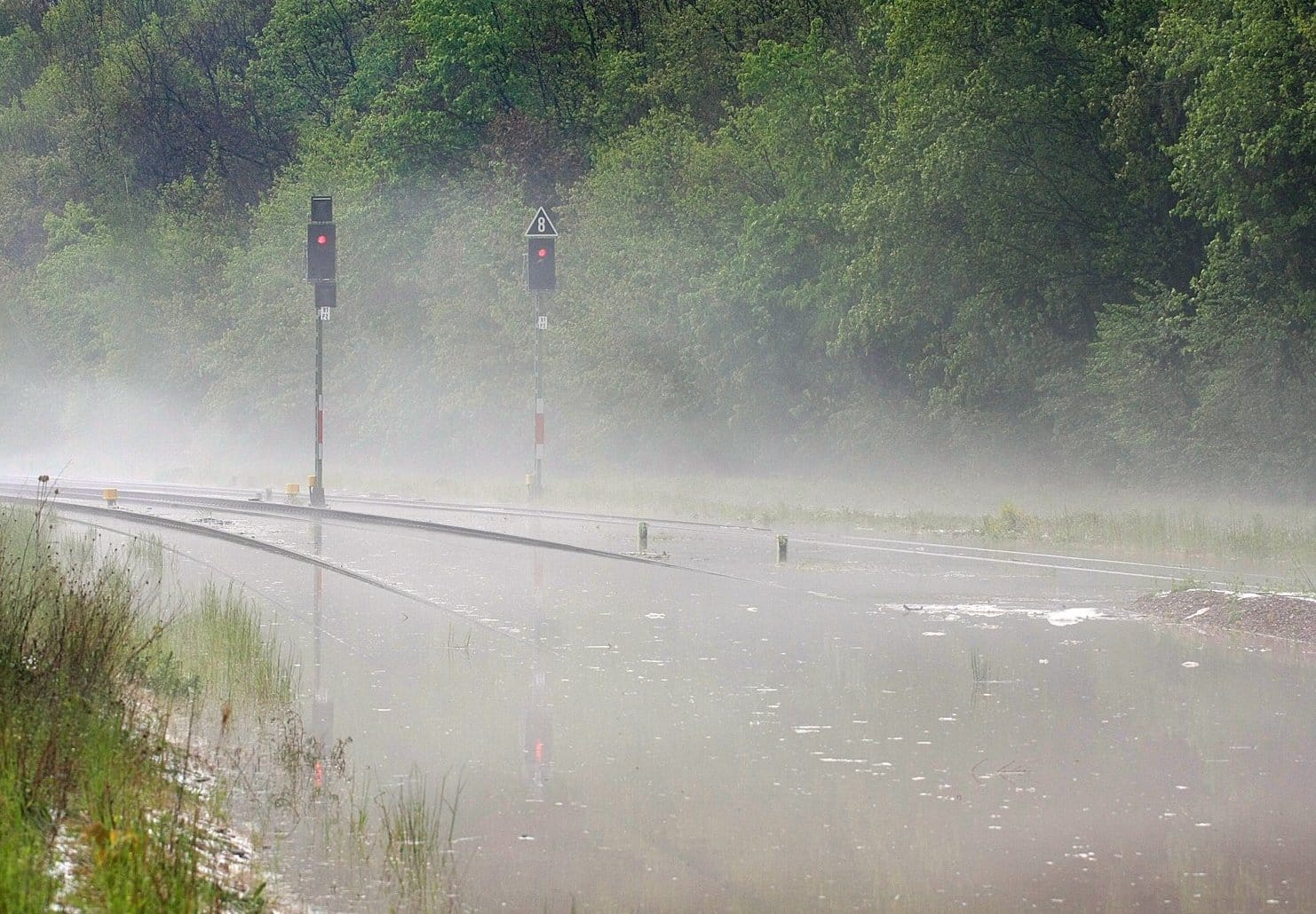 Ebenfalls in Plaue: Die Gleise der Süd-Thüringen-Bahn (STB) stehen unter Wasser. Nach Angaben des Deutschen Wetterdienstes fielen im Süden des Landes rund um den Thüringer Wald örtlich bis zu 40 Liter Regen pro Quadratmeter in einer Stunde.