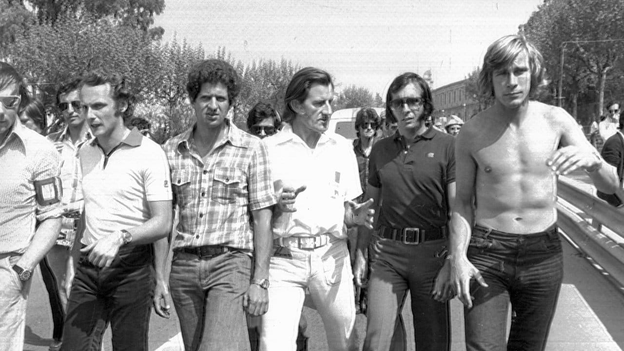 Die Formel-1-Stars Niki Lauda (l-r), Jody Scheckter, Graham Hill, Emerson Fittipaldi und James Hunt 1975 in Barcelona.