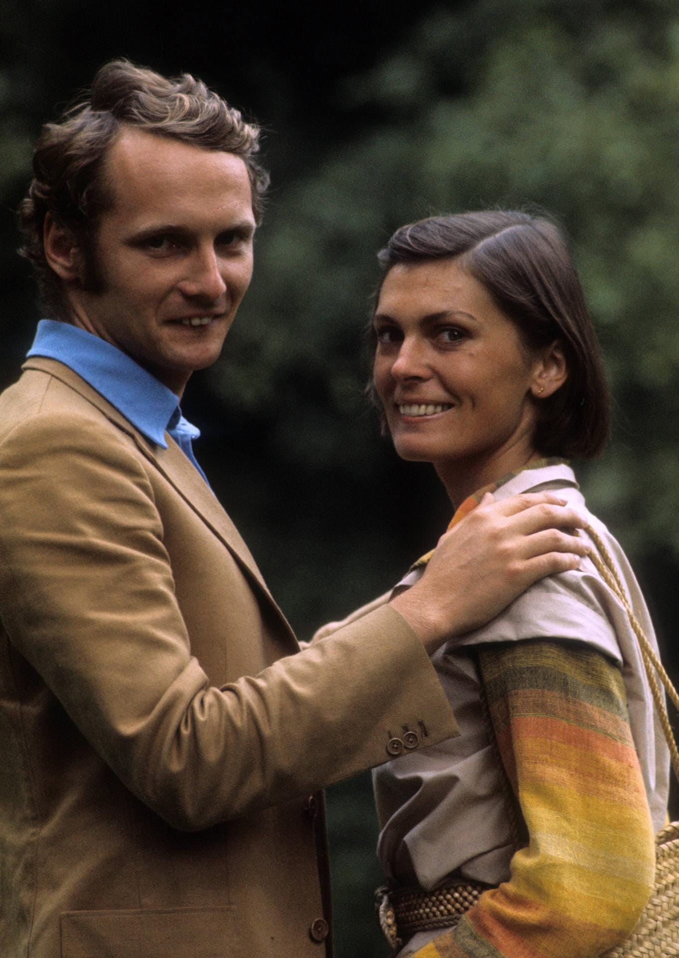 Niki Lauda mit seiner damaligen Freundin Mariella von Reininghaus: Die beiden waren jahrelang verlobt, zu einer Hochzeit ist es aber nicht gekommen. Hier sind die beiden im Jahr 1973 zu sehen.