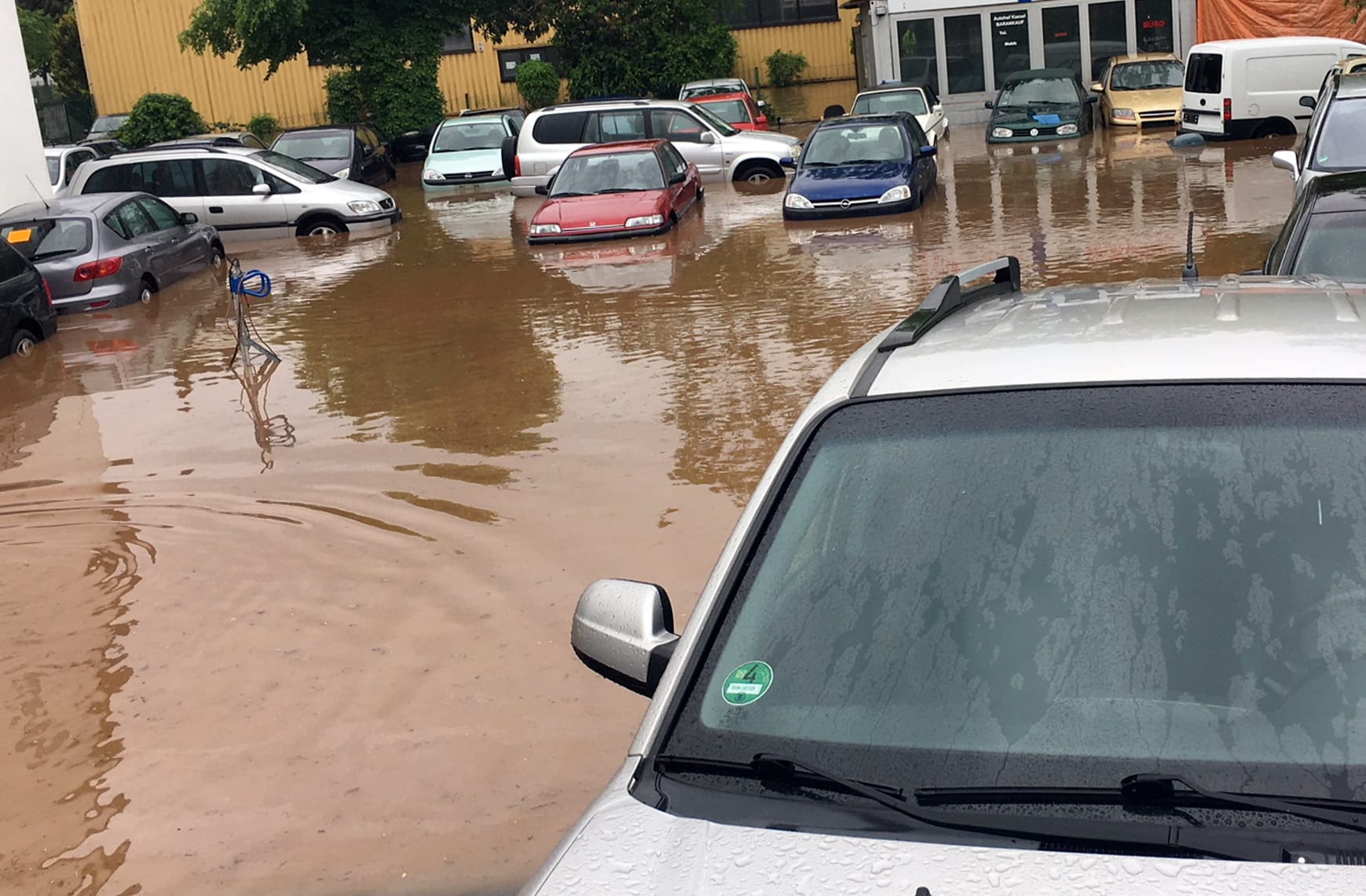 Tief "Axel" hat auch in Hessen am Dienstagmorgen für starke Regenfälle gesorgt: Überschwemmt ist das Gelände eines Autohändlers in Kassel im Stadtteil Betthausen.