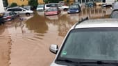 Tief "Axel" hat auch in Hessen am Dienstagmorgen für starke Regenfälle gesorgt: Überschwemmt ist das Gelände eines Autohändlers in Kassel im Stadtteil Betthausen.