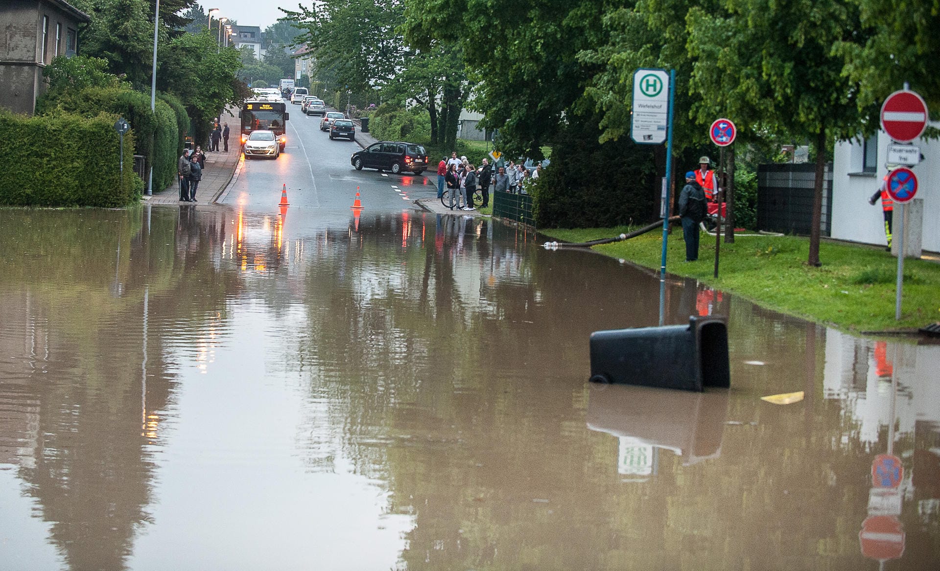 Wassermassen auch in Nordrhein-Westfalen: Wasser steht nach starken Regenfällen auf einer gesperrten Straße in Bielefeld.