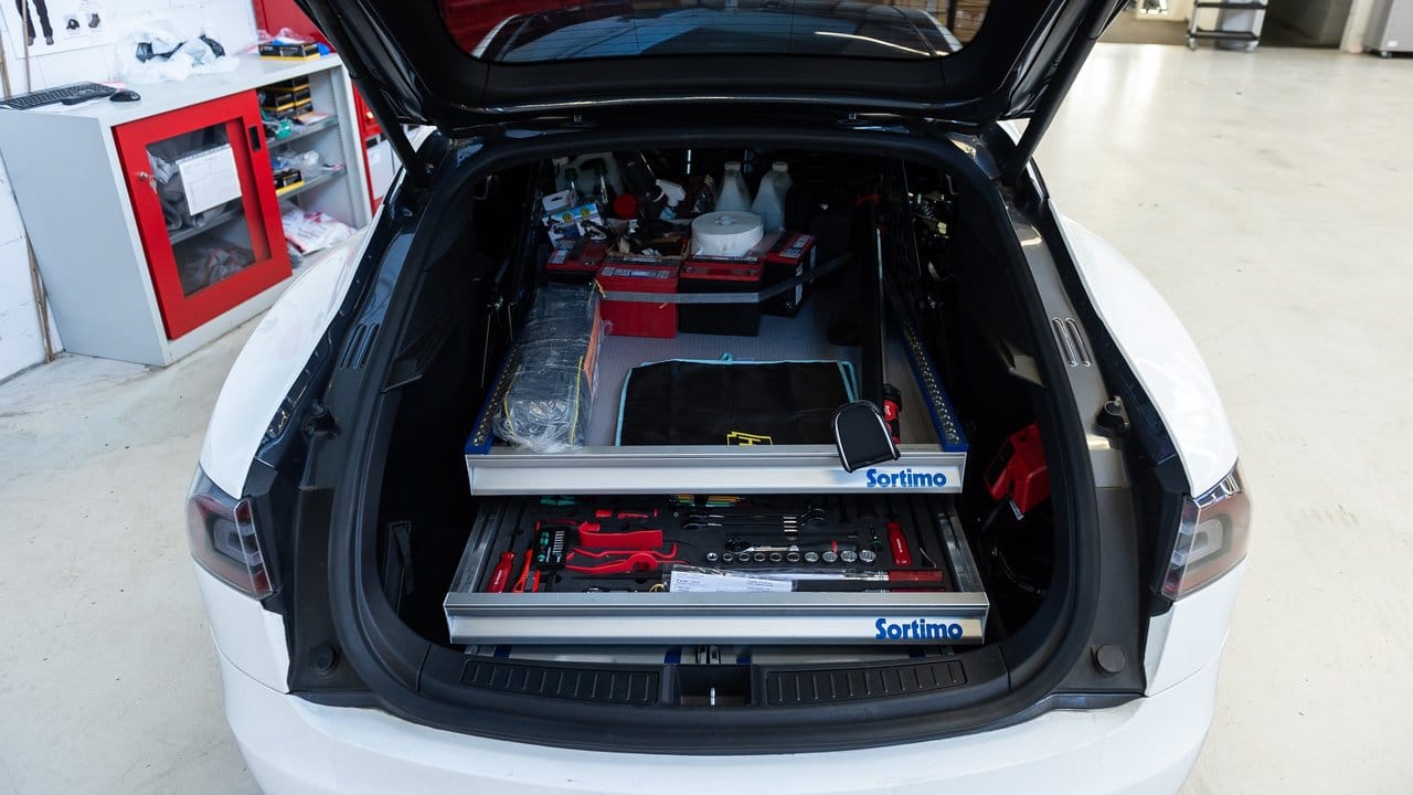 Statt mit dem Auto in die Werkstatt zu fahren, kommt der Servicewagen zum Auto.