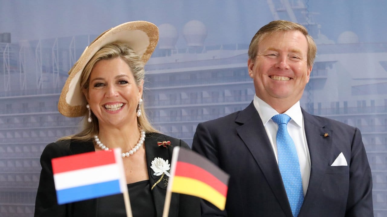 Willem-Alexander und Máxima verfolgen beim Besuch der MV Werften am Standort Warnemünde die Unterzeichnung mehrerer Kooperationsvereinbarungen.