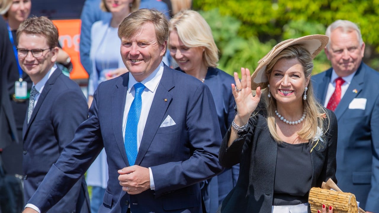 König Willem-Alexander (l) und Königin Máxima besuchen die Feldsteinscheune in Bollewick.
