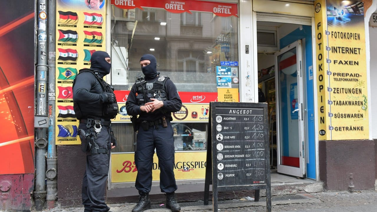 Einsatzkräfte vor einem Kiosk im Stadtteil Neukölln: Die Berliner Polizei geht verstärkt gegen kriminelle arabische Großfamilien vor.