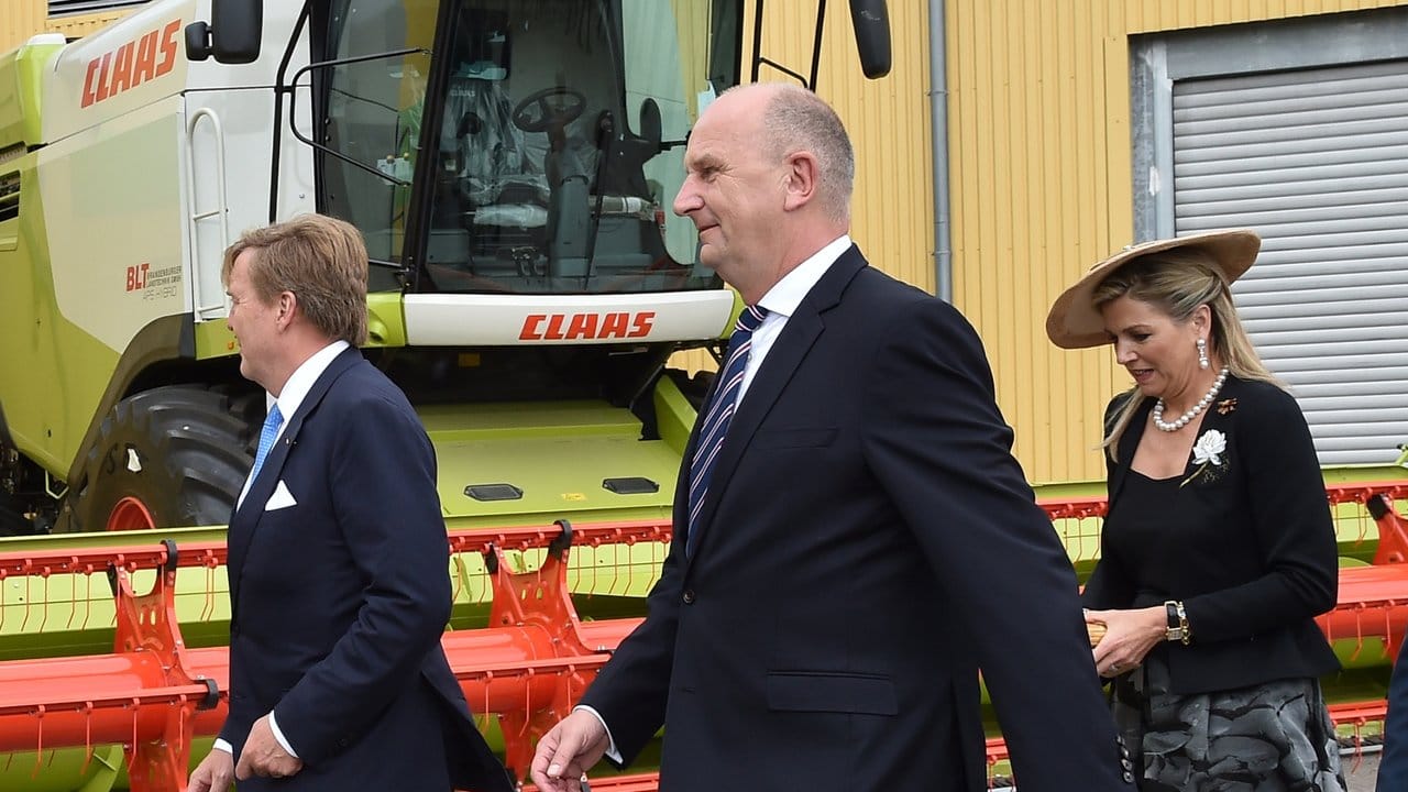 Brandenburgs Ministerpräsident Dietmar Woidke besucht mit dem niederländischen Königspaar eine Agrofarm.