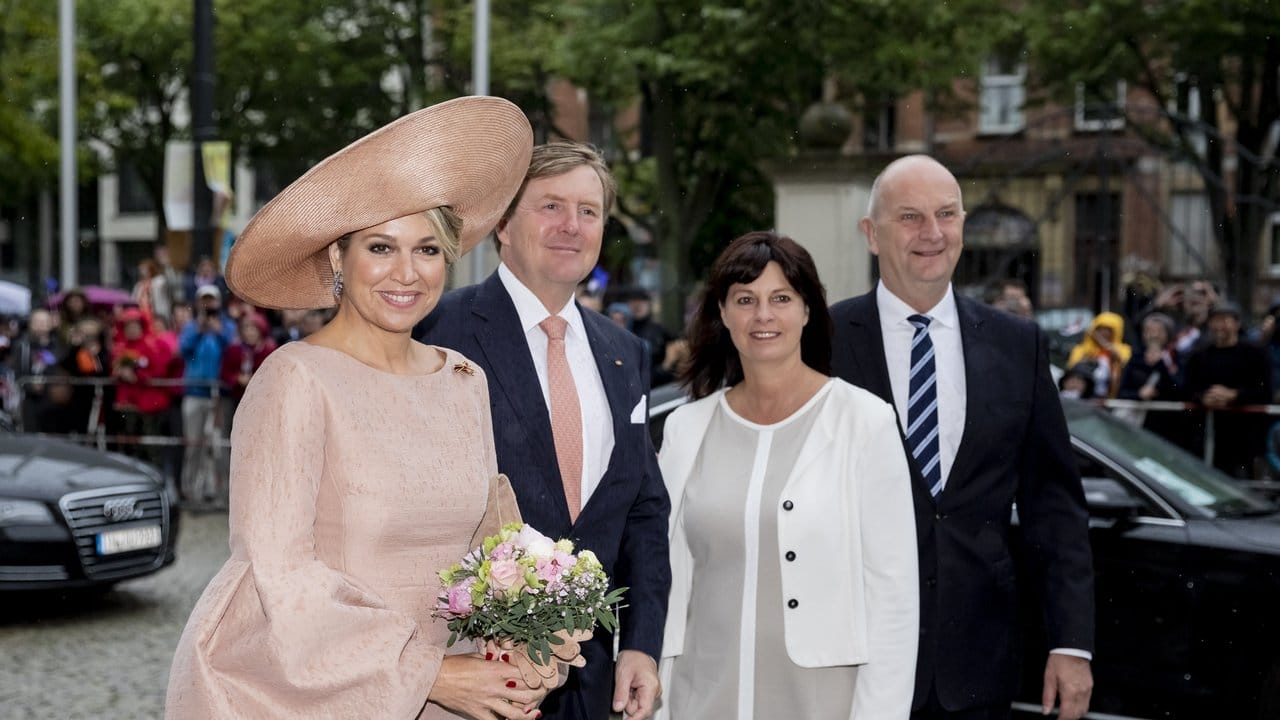 Königin Máxima, König Willem-Alexander (l-r) mit Susanne und Dietmar Woidke, vor der Staatskanzlei Brandenburg.