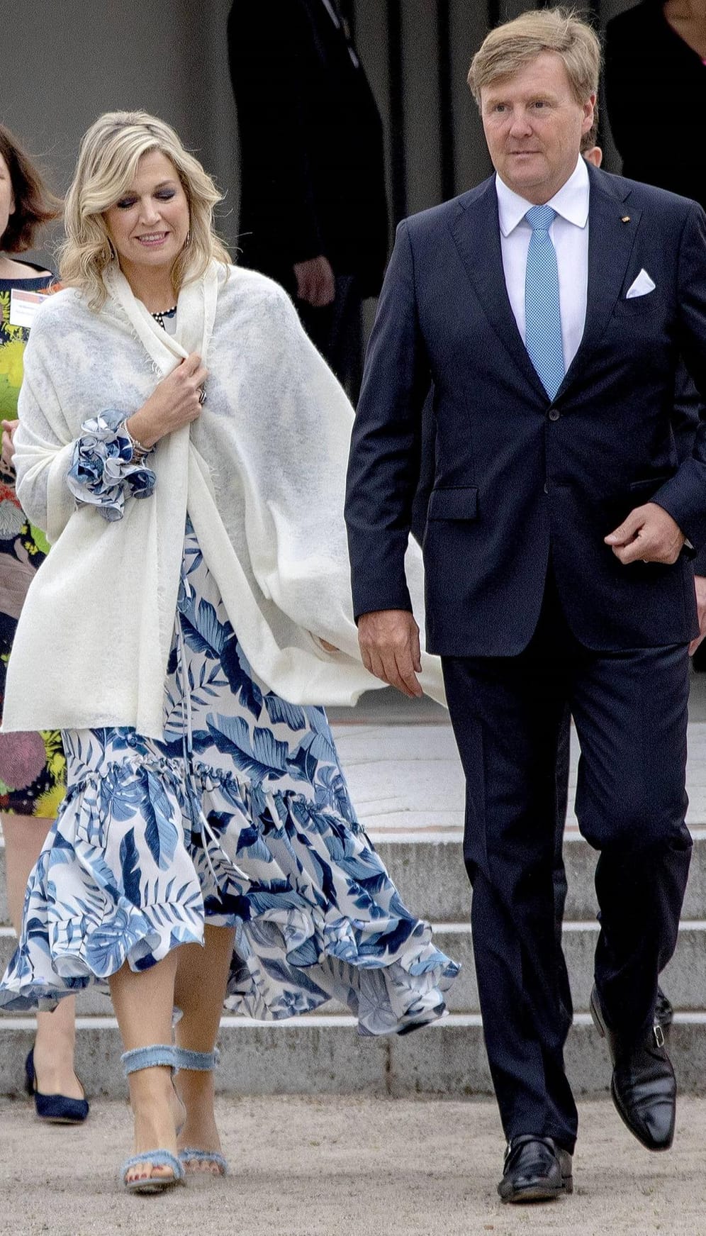 Für das Wirtschaftsdinner im Kurhaus in Warnemünde entschied sich Königin Maxima für ein weißes Kleid mit blauen Blüten.